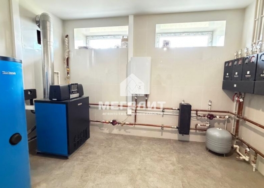 Спроектирован и построен по индивидуальному проекту с авторским надзором архитектора-дизайнера.