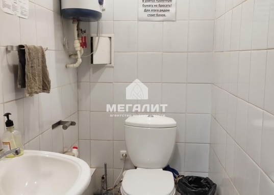 Продается готовый арендный бизнес с якорными арендаторами в центре Вахитовского района г. Казани по адресу ул. Бутлерова, д. 35.<br /><br />1-ая линия<br />Площадь 260,2 кв.м.<br />Цоколь с полноценными окнами<br />2 отдельные входные группы<br />Доступ 24/7<br />Место под вывеску<br />2 парковочных места<br />Интернет оптоволоконо<br />​​​​​​​Над помещением расположено нежилое помещение<br />​​​​​​​Потолки 3.3 м.<br /><br />В настоящее время помещение поделено на 2 блока и сдано в долгосрочную аренду. <br /><br />Помещение обладает хорошим потенциалом, т.к.