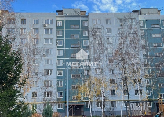 Удачное месторасположение дома: вторая линия от дороги, квартира в середине дома, не угловая.<br />Одна из лучших локаций в Ново-Савиновском районе!<br /><br /><strong><em>О квартире:</em></strong><br />- хороший ремонт в нейтральных тонах <br />- комната площадью 17.1<br />- функциональная кухня площадью 7,4<br />- пластиковые окна<br />- новые биметаллические трубы и радиаторы, стояки поменяны<br />- застекленный балкон, обшитый деревом<br />- остается кухонный гарнитур,холодильник, диван, шкаф в прихожей<br /><br /><em><strong>О доме:</strong></em><br />- чистый подъезд<br />- вторая линия от дороги<br />- произведен ремонт дорог и благоустройство дворовой территории<br />- детская площадка<br />- рядом озеро и сквер для прогулок<br /><br /><em><strong>Об инфраструктуре:</strong></em><br />- рядом остановки общественного транспорта, почта, поликлиника, 7 гор.больница<br />- во дворе детские сады и лицей №170<br />- в шаговой доступности множество магазинов: ТЦ Парк Хаус, Пятерочка, Магнит; фитнес-клуб Планета Фитнес<br />- в шаговой доступности парк Победы<br /><br /><em><strong>О документах:</strong></em><br />- один взрослый собственник, вся сумма в договоре<br />- проходит по ипотеке<br /><br />Рядом находятся улицы Ямашева, Амирхана, Лаврентьева, Адоратского, Мусина, Короленко, Бондаренко, Голубятникова.<br />Звоните, покажем в удобное для Вас время!<br /><br /><strong>С уважением, ваш гид в мире недвижимости, Ольга Валиуллина.<br />АН «МЕГАЛИТ» основано в 2004 году.