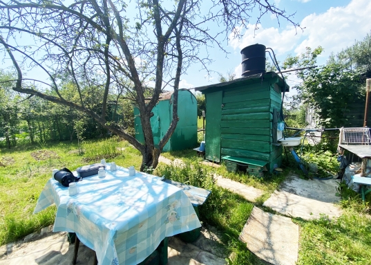 Рядом с дачей находится большой луг, там пасутся коровы, а также дети играют во всевозможные игры, можно играть в бадминтон, футбол и запускать воздушного змея.