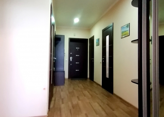 При продаже остается вся мебель и техника: встроенный кухонный гарнитур, варочная панель, холодильник, духовой шкаф, двуспальная кровать, шкафы.<br />            <br />       Дом расположен в самой востребованной и престижной локации Ново-Савиновского района, объединяющий современный ритм мегаполиса и комфорт развитой инфраструктуры.