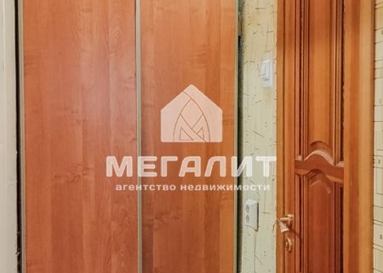 Продается 1-комнатная квартира на 5-ом этаже по ул. Абсалямова д. 28 (Ново-Савиновский район).<br /><br /><strong><em>О преимуществах квартиры:</em></strong><br />- не угловая, вид из окна на бульвар «Белые цветы»<br />- общая площадь квартиры 34,8 кв.м, без лоджии 33,7 кв.м<br />- кухня правильной формы 9,1 кв.м с выходом на застекленную лоджию<br />- совмещенный санузел 3,1 кв.м<br />- в прихожей имеется удобное место для гардеробного шкафа<br />- просторный закрытый тамбур на 3 квартиры<br />- в квартире все остается<br />- ремонт можно сделать по своему вкусу<br /><br /><em><strong>О доме и инфраструктуре:</strong></em><br />- дом с идеально чистым подъездом и новой входной группой<br />- 2001 года постройки<br />- новый лифт<br />- благоустроенный двор с детской площадкой<br />- рядом детские сады и престижные школы<br />- парки и скверы для прогулок и отдыха<br />- до метро «Козья Слобода» 12 минут пешком<br />- до остановок общественного транспорта 5 минут пешком<br />- рядом ТЦ Парк Хаус, Парк Победы, ТЦ Тандем, набережная Казанки, Чаша, Лемана Про, Татнефть арена, РК Ривьера – все в шаговой доступности<br /><br /><em><strong>О документах:</strong></em><br />- 1 взрослый собственник<br />- без занижений и обременений<br />- проходит по ипотеке<br />- чистая продажа<br /><br />Рядом расположены улицы: Чистопольская, Мусина, Меридианная, Четаева, Сибгата Хакима, Ямашева, Амирхана.<br /><strong>Звоните, покажем в удобное для Вас время.</strong><br /><br /><em><strong>С уважением, ваш гид в мире недвижимости, Эльмира Шайдуллина.<br />АН «МЕГАЛИТ» основано в 2004 году.