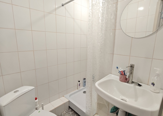 Комната рядом со станцией метро.