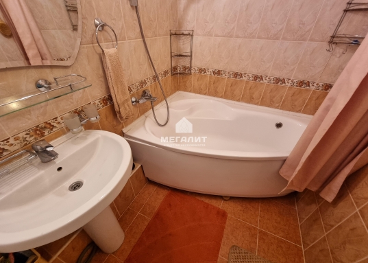 Свое парковочное место уже входит в стоимость аренды, шлагбаум.<br /><br />МЫ ПРОВЕРИЛИ КВАРТИРУ ,ЧТО В НЕЙ ВСЁ ХОРОШО,СОБСТВЕННИК НАДЁЖНЫЙ.<br /><br />ФОТОГРАФИИ НАСТОЯЩИЕ- МЫ ИХ СДЕЛАЛИ САМИ.<br /><br />Новая квартира улучшенной планировки, техника вся имеется (два телевизора, холодильник, стиральная машина, бойлер, кондиционер, велотренажер, камин).<br /><br />В шаговой доступности продуктовые магазины, поликлиника, аптеки, садик, престижная школа "Адымнар", парк "Стамбул", река Казанка и иные объекты инфраструктуры.