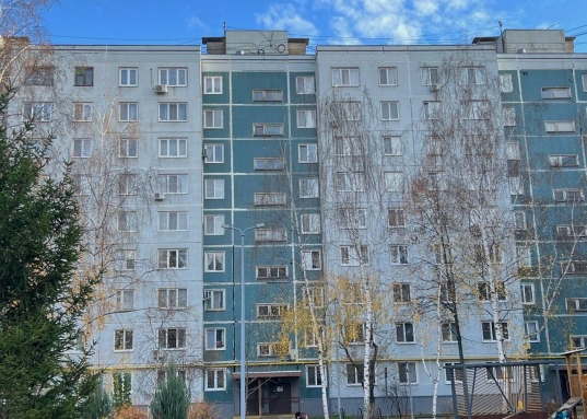 Удачное месторасположение дома: вторая линия от дороги, квартира в середине дома, не угловая.<br />Одна из лучших локаций в Ново-Савиновском районе!<br /><br /><strong><em>О квартире:</em></strong><br />- хороший ремонт в нейтральных тонах <br />- комната площадью 17.1<br />- функциональная кухня площадью 7,4<br />- пластиковые окна<br />- новые биметаллические трубы и радиаторы, стояки поменяны<br />- застекленный балкон, обшитый деревом<br />- остается кухонный гарнитур,холодильник, диван, шкаф в прихожей<br /><br /><em><strong>О доме:</strong></em><br />- чистый подъезд<br />- вторая линия от дороги<br />- произведен ремонт дорог и благоустройство дворовой территории<br />- детская площадка<br />- рядом озеро и сквер для прогулок<br /><br /><em><strong>Об инфраструктуре:</strong></em><br />- рядом остановки общественного транспорта, почта, поликлиника, 7 гор.больница<br />- во дворе детские сады и лицей №170<br />- в шаговой доступности множество магазинов: ТЦ Парк Хаус, Пятерочка, Магнит; фитнес-клуб Планета Фитнес<br />- в шаговой доступности парк Победы<br /><br /><em><strong>О документах:</strong></em><br />- один взрослый собственник, вся сумма в договоре<br />- проходит по ипотеке<br /><br />Рядом находятся улицы Ямашева, Амирхана, Лаврентьева, Адоратского, Мусина, Короленко, Бондаренко, Голубятникова.<br />Звоните, покажем в удобное для Вас время!<br /><br /><strong>С уважением, ваш гид в мире недвижимости, Ольга Валиуллина.<br />АН «МЕГАЛИТ» основано в 2004 году.