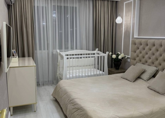 В квартире установлена система кондиционирования, различные сценарии освещения, теплый пол, интернет, кабельное телевидение.