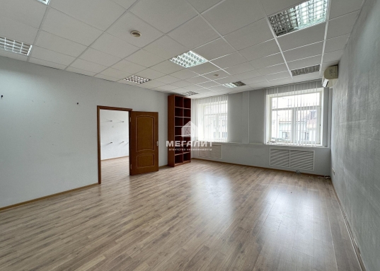 Выполнен классический офисный ремонт, установлены 2 кондиционера.