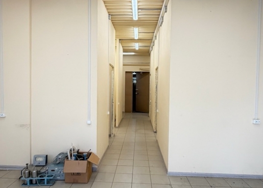 Доступные помещения на 2 этаже : 72 кв.м., 35,1 кв.м., 20,1 кв.м. Стоимость аренды за 1 кв.м. площади 400 руб/месяц

В помещении 72 кв.м. есть мокрая точка  и принудительная вентиляция (ранее использовалось под лабораторию) 
  
Рядом находятся: Арбузова, Халитова, Губкина, Зур Урам, проспект Мира.