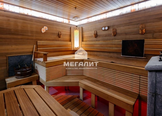 Ровный участок 30 соток огорожен кирпичным забором. Благоустроенная территория,  реализован ландшафтный дизайн, вымощенные прогулочные дорожки, прекрасный газон, сосны, ели, теплица и другие плодоносящие растения.