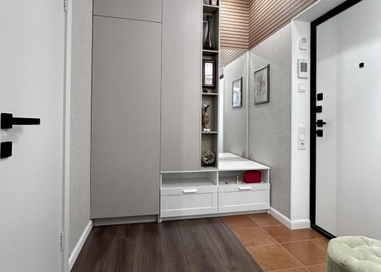 Приватный двор на стилобате со стильным озеленением, детскими площадками и зонами отдых.