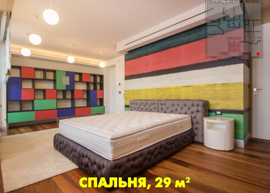 Она плавно переходит в просторную столовую зону с большим обеденным столом. Помимо всего этого на первом уровне есть еще одна огромная спальня с двумя вместительными гардеробными и санузлом. Особого внимания заслуживает и сауна, отвечающая всем стандартам безопасности.<br /><br />Второй уровень занимает 305 кв. м— и это отдельная история, которая придется по вкусу истинным ценителям роскоши и комфорта.