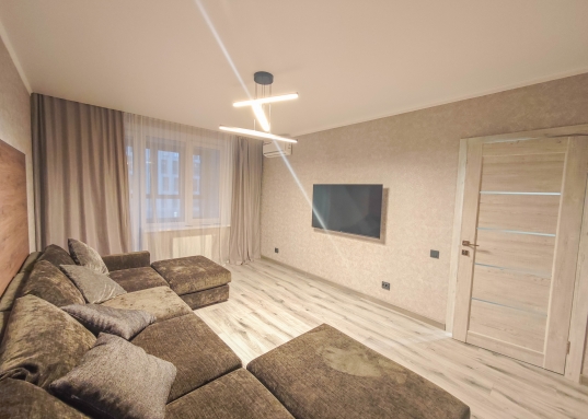 <strong><em>Сдается в аренду 2х комнатная квартира в новом доме, в ЖК "Мой Ритм", Советского района г.Казани, по ул. Петра Полушкина д.4.</em></strong><br /><br />Дом находится рядом с ТЦ "Мега" и Казанским Ипподромом. <br />Площадь - 61,1 кв.м.<br /><br />Квартира светлая уютная, планировки "распашонка".