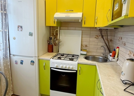 Хорошая планировка , окна во двор, балкон обшит и застеклен.