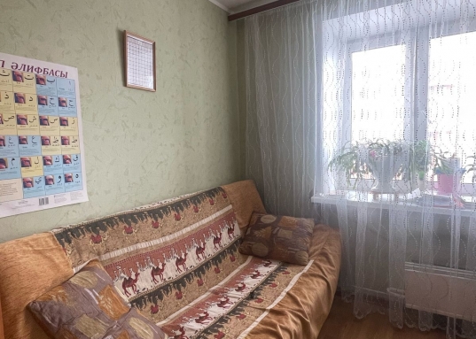 Остановки общественного транспорта. <br /><br /><span style="font-size:16px;"> <span style="text-decoration:underline;"><strong> Внутри квартиры вас ждет:</strong></span></span><ul><li> Простор и свобода - возможность перепланировки без несущих стен и реализации всех дизайнерских задумок.</li><li> Комфорт для каждого - 4 отдельные комнаты + кухня, раздельный санузел и гардеробная.</li><li> 2 лоджии, обшиты экологичной вагонкой.  Остеклены. </li><li>  Восхитительный вид на Казанку.</li><li> Практичное решение - Кухонный гарнитур, водонагреватель на 70 литров и шкаф уже остаются для вас.</li><li>Просторная прихожая</li><li>Запираемый тамбур, с возможностью безопасно хранить велосипед или детскую коляску.</li></ul><br /><br />Документы готовы к сделке!