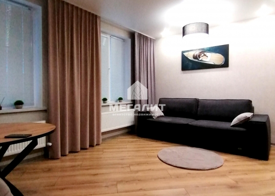             <strong>Продаю уютную квартиру-студию в ЖК «Яркий», расположенную по адресу: ул. Тэцевская, д.4Е Авиастроительного района г. Казани, в 10 минутах пешком от станции метро Авиастроительная.</strong><br /><br /><strong>            Обременений нет, один взрослый собственник.</strong><br />           <br />            Квартира общей площадью 28 кв.м., расположена на 6 этаже 7-ми этажного дома.