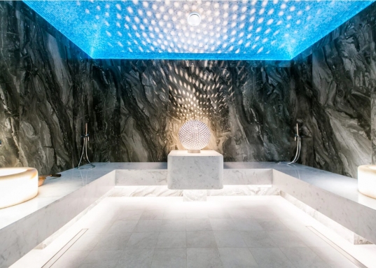 Отточить свои навыки можно даже в зимнее время: круглый год работают два гольф-симулятора.