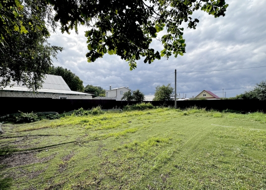 Отары.<br />Участок ИЖС площадью 8 сот., дом 2 этажа площадью 95,2 м2. <br /><br /><span style="text-decoration:underline;">1 этаж:</span> тамбур с гардеробной зоной, просторная кухня-гостиная, просторный санузел. <br /><span style="text-decoration:underline;">2 этаж:</span> просторный холл, 2 спальни, гардеробная (возможно переоборудование в санузел).<br /><br />У дома имеется просторная терраса с видом на лес. <br />Также на участке построены бревенчатая баня на дровах с 2 гостевыми спальнями, хозблок. <br />Дом продается с мебелью, техникой, бассейном.<br /><br />Дом отапливается электричеством. Газопровод проходит 50-70 метров, возможна врезка. <br />Водоснабжение - скажина.