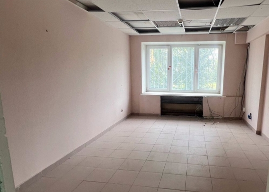 Помещение располагается на первой линии Сармановского тракта, в жилом массиве, что обеспечивает высокий пешеходный и автомобильный трафик.