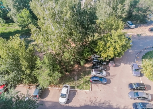 В уютной спальне 13 кв.м. Ваш сон всегда будет крепким и спокойным. 
Вторая комната 11,6 кв.м. имеет выход на балкон, где можно организовать «свое пространство» 
Совмещенный санузел в кафеле оснащен дорогой сантехникой.