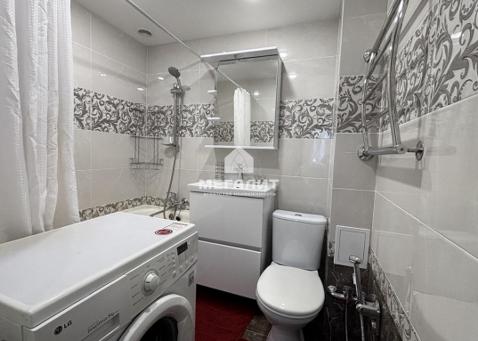 <br /><strong>Снять квартиру с ремонтом и мебелью рядом со школой Адымнар!</strong><br /><br />На длительный срок сдается 1- комнатная квартира, с ремонтом и  со всей необходимой <strong>мебелью и техникой</strong>.<br />Квартира расположена в самом центре Ново-Савиновского районе, по улице<strong> Амирхана дом 21</strong>.