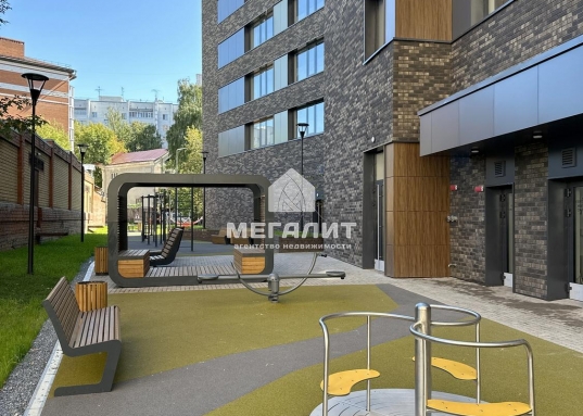 Фасады дома выложены клинкерной плиткой и композитными фасадными панелями, благодаря чему дом органично вписывается в существующий контекст города. <br /><br />Расположение в тихом и уютном центре города порадует удобной инфраструктурой и доступностью к деловой, общественной и развлекательной жизни Казани.