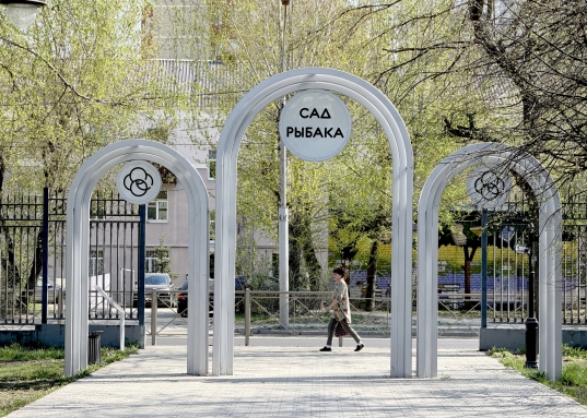 5 топоров) - основана по приказу Петра I как район Адмиралтейства (второго посте Петербургского) для строительства судов Каспийского флота.<br />В рамках начавшейся реновации Адмиралтейской слободы возражден один из старейших в городе парков - Сад рыбака, расположенный в 5 минутах ходьбы от ЖК Адмирал.<br />Ожидается создание делового центра, обширной музейно-рекреационной зоны «Адмиралтейская верфь» с аллеей исторических кораблей, причалами и новой Волжской набережной. <br /><br /> О КОМПЛЕКСЕ:<br />Комплекс сдан в 2026 году.<br />Всего 77 квартир.<br />Приватный двор без машин на стилобате.