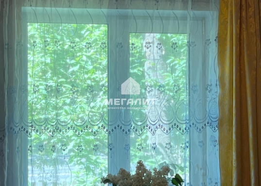 Рядом школа и детские сады.