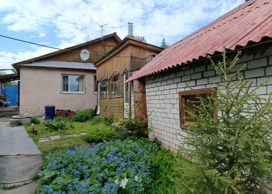 В доме газ, электричество, вода, канализация - септик.