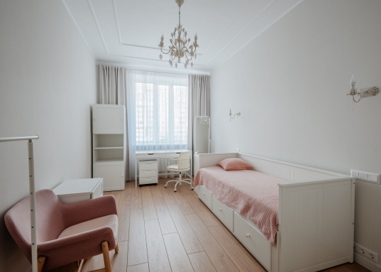 Здесь есть где прогуляться, заняться спортом, поиграть с детьми или домашними питомцами. <br /><br />Благоустроенный двор: новое асфальтовое покрытие, большое количество парковочных мест, обновленная детская игровая площадка.<br /><br /><span style="text-decoration:underline;">О ДОКУМЕНТАХ:</span><br />Квартира юридически проверена: первые и единственные владельцы, без детских долей, залогов и обременений!