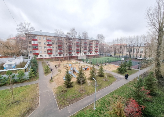 Квартира принадлежит взрослым собственникам, без долгов, обременений и занижений!<br /><br />Рядом с домом расположены детские сады, школа, высшие учебные заведения, что сделает проживание с детьми еще более комфортным. А именно лицей 110, школа 142, КНИТУ им.А.Н.Туполева-КАИ. <br /><br />Транспортная доступность также радует - будет удобно добираться в любые районы города.