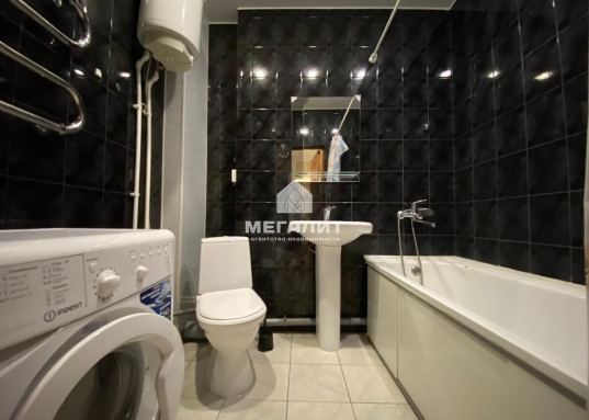 В доме подземный теплый двухуровневый паркинг. Во дворе детская игровая площадка.