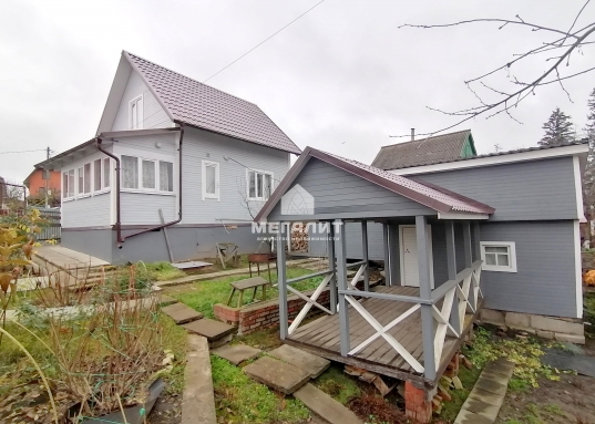 До залива Реки волга 150 метров.<br /><br />     Территория СНТ закрытая от посторонних, широкие аллеи, удобные подъездные пути. До садового общества ведет отличная асфальтированная дорога.​​​​​​​ <strong>Дом круглогодичное проживания, с регистрацией по месту жительства, зимой основные дороги чистят</strong>!<br /> <br />     В шаговой доступности станция электрички.