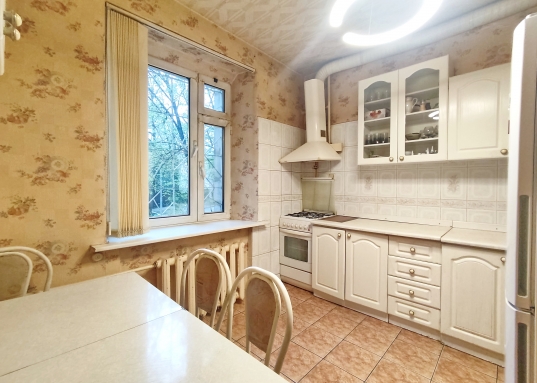 Лицей 131, Гимназия 96, Школа 18, КАИ, КФУ, КХТИ, КГАСУ, поликлиники, больницы.<br />- ТЦ Kazan Mall, ТРЦ Корстон, ТРЦ Кольцо, Парк Горького, скейт-парк Парк Урам, детский спортивный парк "Елмай" а также театры, музеи, магазины, кофейни, пекарни, атмосферные парки и скверы.<br /><br /><strong>Отличная транспортная развязка</strong>, остановки общественного транспорта в 3-х минутах, метро "Суконная слобода" 15 минут ходьбы пешком.<br /><br />Рядом улицы: Хади Атласи, Чехова, Вишневского, Лейтенанта Шмидта, Достоевского, Карла Маркса, Николая Ершова, Нурсултана Назарбаева, Калинина.<br /><br />Один взрослый собственник, вся сумма в договоре ЗВОНИТЕ!
