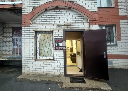 Основные параметры помещения:
-первый этаж,
-отдельный вход;
-реализуемая площадь – 16,2 кв.м;
-возможность размещения рекламной вывески согласно утвержденной фасадной концепции;
-свободная и удобная парковка;
-привлекательная цена - 3 млн.рублей.