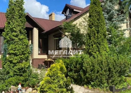 Организован спуск на воду для катера.<br />В 100 метрах от дома благоустроен родник с вкуснейшей водой, сразу за которым можно прогуляться по лесу.<br /><br />Воздух - одна из изюминок данного предложения! Здесь хорошая роза ветров, климат как в Крыму или Сочи, горный воздух, почти что морской.