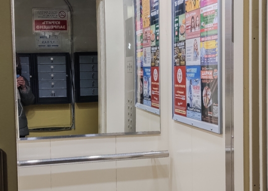 Продается 1-комнатная квартира на 5-ом этаже по ул. Абсалямова д. 28 (Ново-Савиновский район).<br /><br /><strong><em>О преимуществах квартиры:</em></strong><br />- не угловая, вид из окна на бульвар «Белые цветы»<br />- общая площадь квартиры 34,8 кв.м, без лоджии 33,7 кв.м<br />- кухня правильной формы 9,1 кв.м с выходом на застекленную лоджию<br />- совмещенный санузел 3,1 кв.м<br />- в прихожей имеется удобное место для гардеробного шкафа<br />- просторный закрытый тамбур на 3 квартиры<br />- в квартире все остается<br />- ремонт можно сделать по своему вкусу<br /><br /><em><strong>О доме и инфраструктуре:</strong></em><br />- дом с идеально чистым подъездом и новой входной группой<br />- 2001 года постройки<br />- новый лифт<br />- благоустроенный двор с детской площадкой<br />- рядом детские сады и престижные школы<br />- парки и скверы для прогулок и отдыха<br />- до метро «Козья Слобода» 12 минут пешком<br />- до остановок общественного транспорта 5 минут пешком<br />- рядом ТЦ Парк Хаус, Парк Победы, ТЦ Тандем, набережная Казанки, Чаша, Лемана Про, Татнефть арена, РК Ривьера – все в шаговой доступности<br /><br /><em><strong>О документах:</strong></em><br />- 1 взрослый собственник<br />- без занижений и обременений<br />- проходит по ипотеке<br />- чистая продажа<br /><br />Рядом расположены улицы: Чистопольская, Мусина, Меридианная, Четаева, Сибгата Хакима, Ямашева, Амирхана.<br /><strong>Звоните, покажем в удобное для Вас время.</strong><br /><br /><em><strong>С уважением, ваш гид в мире недвижимости, Эльмира Шайдуллина.<br />АН «МЕГАЛИТ» основано в 2004 году.