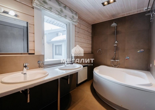 Роскошный дом площадью 536,5 кв. расположен на 2 линии от берега Волги, выполнен из высококачественного бруса, полностью оснащен всеми необходимыми инженерными системами и коммуникациями.