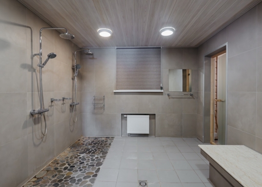 На территории имеется отельное строение- зона летней кухни и барбекю: место для неформальных встреч, семейных обедов и вечеринок, где готовка не помешает общению и приятному времяпровождению.