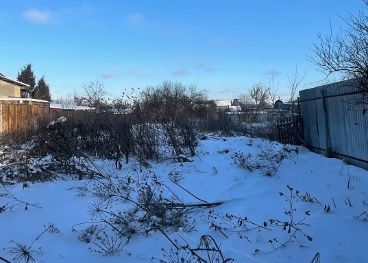 Идеальное сочетание загородного спокойствия и городской доступности.<br />• <strong>Назначение:</strong> ИЖС (индивидуальное жилищное строительство).<br /><br />Рядом школа и детский садик, Голубые озера и смешанный лес, магазины и остановка общественного транспорта. <br />Очистка снега силами муниципалитета, освещение улицы в вечернее время. <br /><br />Это редкая возможность приобрести участок, где все основные и самые затратные работы по подведению коммуникаций уже выполнены.