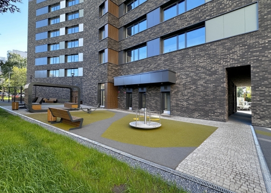 В квартире <strong>много естественного света</strong>, что стимулирует творческое начало и стремление к познанию и росту.<br /><br /><span style="text-decoration:underline;"><strong>Возможно увеличение площади квартиры до 93,39 м2 за счет объединения со смежной студией.</strong></span><br /><br />Красивое <strong>дизайнерское лобби</strong> в природных оттенках встречает жителей дома <strong>зоной отдыха</strong>.