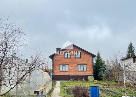 Шикарные места для рыбалки, рядом лес, красивые виды природы.<br /><br /><strong><em>О доме:</em></strong><br />* Кирпичный дом 2014 года постройки<br />* 2 этажа<br />* На 1 этаже кухня, гостиная, спальная комната, на 2 этаже 3 спальни<br />* Сан.узлы на 1-ом и 2-ом этажах<br />* Приятный ремонт в светлых тонах<br />* Скважина<br />* Канализация септик 2 кольца<br />* Газ и электроэнергия-прямые договора.<br /><br /><strong><em>Об участке:</em></strong><br /> * Участок правильной формы 11 соток<br /> * Забор по всему периметру, откатные ворота, заезд с двух сторон.<br /> * Капитальный гараж с мастерской <br /> * Баня<br /> * Парник<br /> * Ухоженный плодоносящий сад, высокие ели и стройные туи создают атмосферу уюта и гармонии.<br />* Асфальтированная дорога до участка, зимой дороги чистят вовремя.<br /><br /><strong> Удобное местоположение:<br /></strong>Всего 50 минут на автомобиле и вы уже в центре города!