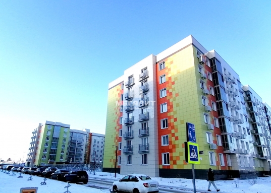             <strong>Продаю уютную квартиру-студию в ЖК «Яркий», расположенную по адресу: ул. Тэцевская, д.4Е Авиастроительного района г. Казани, в 10 минутах пешком от станции метро Авиастроительная.</strong><br /><br /><strong>            Обременений нет, один взрослый собственник.</strong><br />           <br />            Квартира общей площадью 28 кв.м., расположена на 6 этаже 7-ми этажного дома.