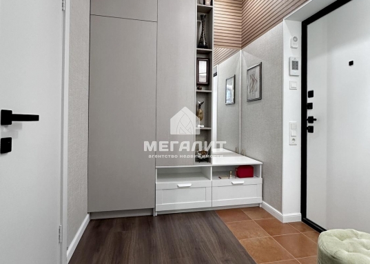 Приватный двор на стилобате со стильным озеленением, детскими площадками и зонами отдых.