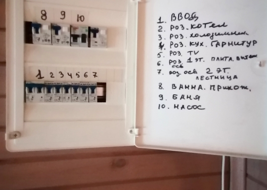 На участке расположены баня, дровница, два хоз., блока, беседка.