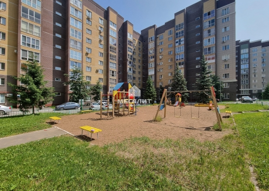 Одна комната без кроватей - можем привезти по согласованию.<br /><br />В шаговой доступности продуктовые магазины, поликлиника, аптеки, садик, школы и иные объекты инфраструктуры.