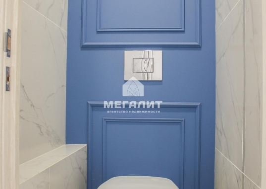 На продажу представлена 3-х комнатная квартира в Ново-Савиновском районе по ул. Адоратского д.13 напротив ТЦ Савиново.<br /><br />О квартире:<br />- общая площадь 66,2 кв.м, с лоджией 68,2 кв.м.<br />- 3 раздельные комнаты: 12,6 кв.м, 13,2 кв.м, 17,3 кв.м<br />- кухня 9,9 кв.м, раздельный санузел<br />- в спальне отдельная гардеробная и широкая лоджия<br /><br />О доме:<br />- благоустроенный зеленый двор с детской площадкой<br />- ТСЖ<br /><br />Об инфраструктуре рядом:<br />- парк отдыха «Континент»<br />- остановки общественного транспорта в 3-х минутах ходьбы, включая трамвай<br />- в шаговой доступности детские сады, школы, гимназия<br />- детская поликлиника и больница №7<br />- ТЦ «Савиново», гипермаркет «Лента», SPAR, Ак Барс Арена, Мегастрой и другие необходимые магазины<br />- Университет юстиции, КНИТУ-КАИ<br /><br />О документах:<br />- один взрослый собственник<br />​​​​​​​- вся сумма в договоре<br />- чистая продажа<br /><br />Рядом расположены улицы: Амирхана, Чистопольская, Ямашева, Гаврилова, Адоратского, Чуйкова.<br />Звоните, покажем в удобное для Вас время.<br /><br />С уважением, ваш гид в мире недвижимости, Эльмира Шайдуллина.<br />АН «МЕГАЛИТ» основано в 2004 году.