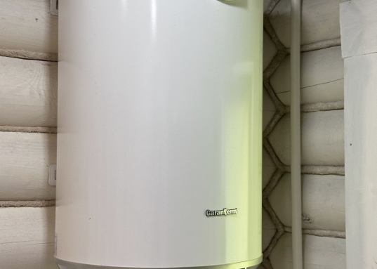 В шаговой доступности озеро и протока Волги.