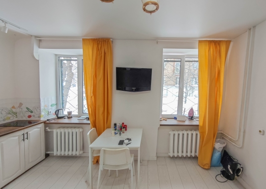 Комната рядом со станцией метро.