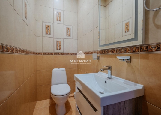 Здесь есть где прогуляться, заняться спортом, поиграть с детьми или домашними питомцами. <br /><br />Благоустроенный двор: новое асфальтовое покрытие, большое количество парковочных мест, обновленная детская игровая площадка.<br /><br /><span style="text-decoration:underline;">О ДОКУМЕНТАХ:</span><br />Квартира юридически проверена: первые и единственные владельцы, без детских долей, залогов и обременений!