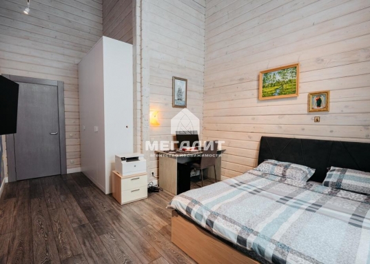 На участка также  расположен гаражный комплекс и навес для машин и техники с автоматическими воротами.